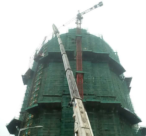 金城江吊车在工地上作业